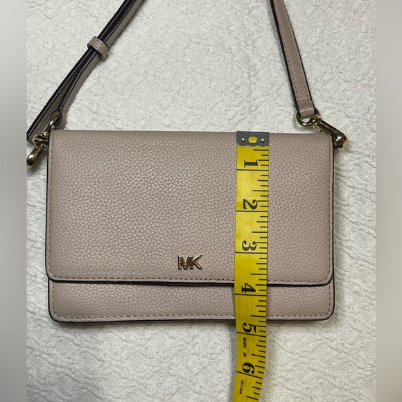 Light pink Michael Kors phone holding crossbody bag - Picture 12 of 16